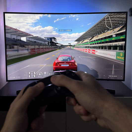 Personnage Jouant Avec Une Manette Sur Une TV Dotée Du Kit Ambilight Studeazy