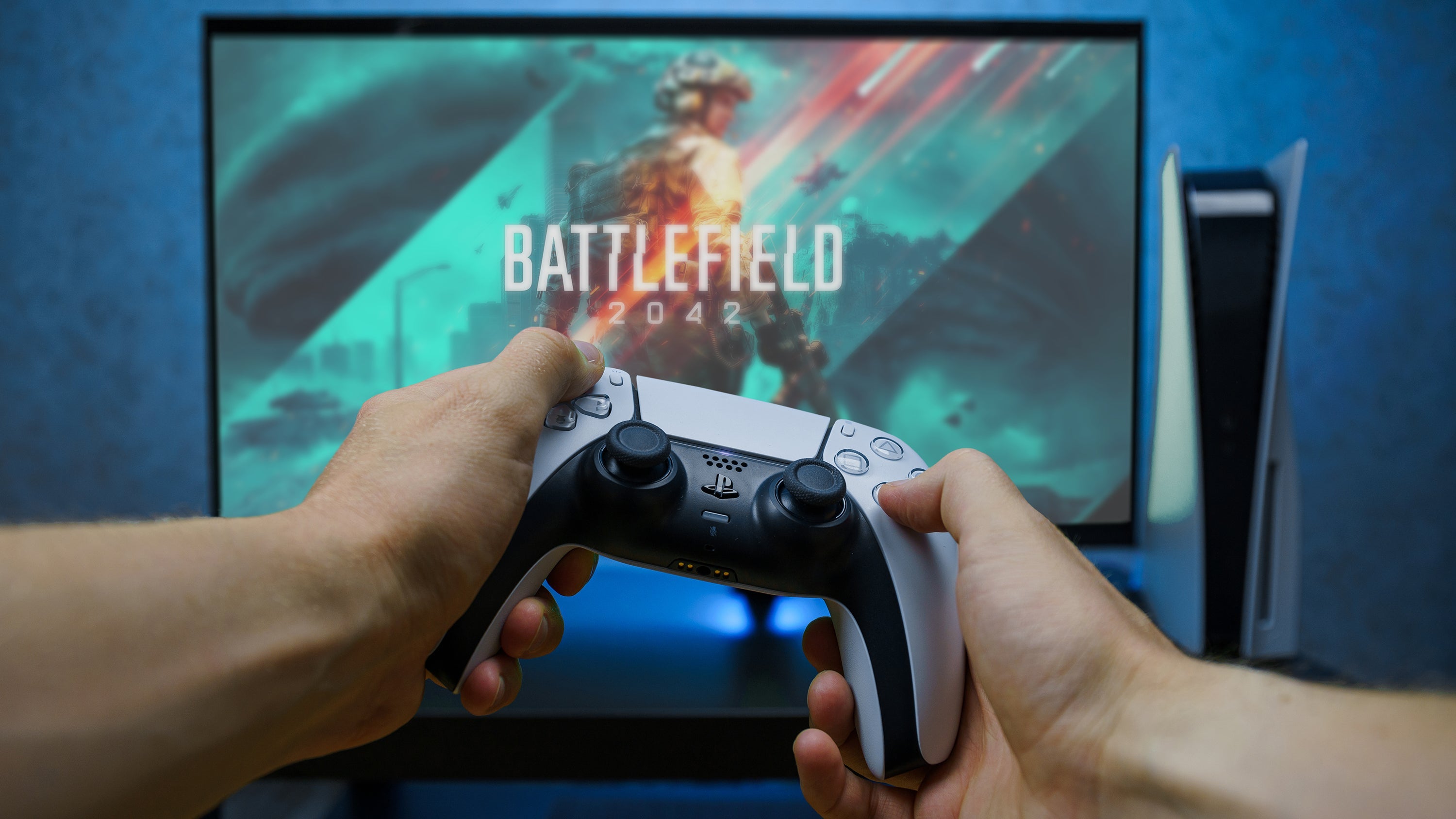 Personnage Jouant Avec Une Manette Devangt Un Setup Gaming Optimisé